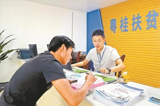 羅湖區消費幫扶中心華潤萬家蓮塘店揭牌運營，助力勞務服務與區域發展